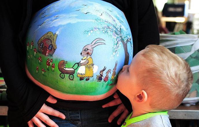 Těhotná žena udělala ze svého bříška malířské plátno