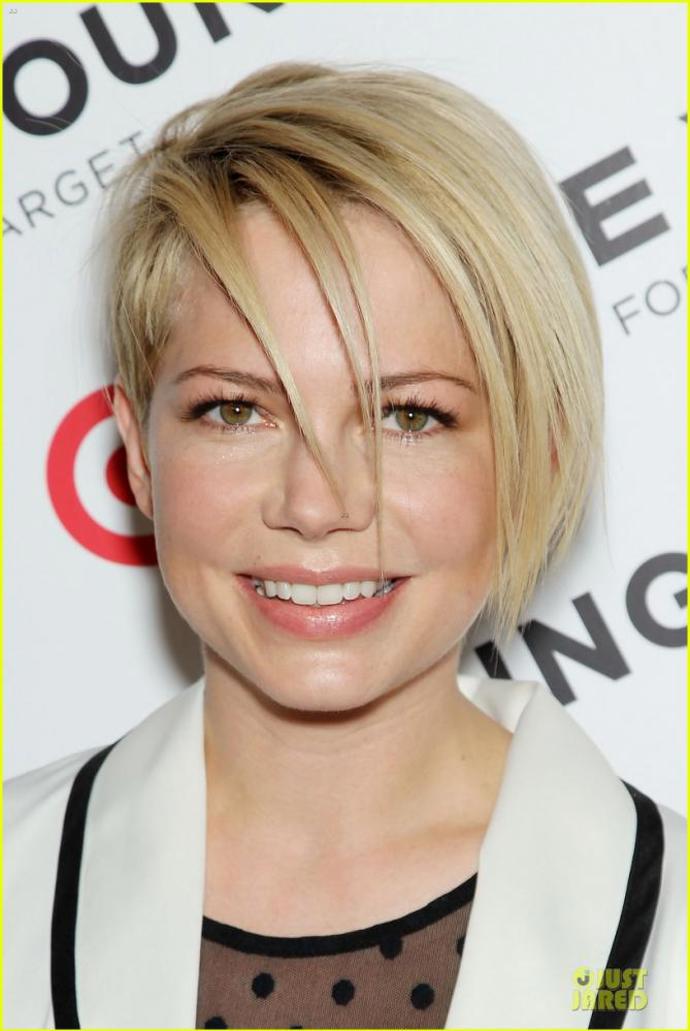 Michelle Williams sluší díky srdcovému tvaru obličeje asymetrický tento účes, díky kterému působí ležérně, a přitom elegantně. Vlasy jsou na jedné straně krátké na druhé straně dlouhé. Stačí je jen po umytí vyfoukat přes kulatý kartáč a konečky jemně ošetřit voskem.
