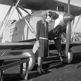 V roce 1928 jako první žena přeletěla Atlantský oceán. V roce 1936 pak začala plánovat svůj let kolem světa společně s navigátorem Fredem Noonanem. Po zastávkách v Jižní Americe, Africe, Indii a jihovýchodní Asii dorazili do Lae na Nové Guinei. Zbývalo jim ještě posledních jedenáct tisíc kilometrů, když odstartovali směrem k Howlandovu ostrovu v Tichém oceánu. Asi po 1300 kilometrech se rádiové spojení přerušilo a letadlo zmizelo. V roce 2010 byly na atolu Nikumaroro objeveny fragmenty kostí a další artefakty. Je pravděpodobné, že trosečníci zde žili několik týdnu až měsíců, než (zřejmě na dehydrataci) zemřeli.