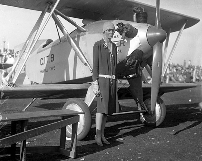 V roce 1928 jako první žena přeletěla Atlantský oceán. V roce 1936 pak začala plánovat svůj let kolem světa společně s navigátorem Fredem Noonanem. Po zastávkách v Jižní Americe, Africe, Indii a jihovýchodní Asii dorazili do Lae na Nové Guinei. Zbývalo jim ještě posledních jedenáct tisíc kilometrů, když odstartovali směrem k Howlandovu ostrovu v Tichém oceánu. Asi po 1300 kilometrech se rádiové spojení přerušilo a letadlo zmizelo. V roce 2010 byly na atolu Nikumaroro objeveny fragmenty kostí a další artefakty. Je pravděpodobné, že trosečníci zde žili několik týdnu až měsíců, než (zřejmě na dehydrataci) zemřeli.