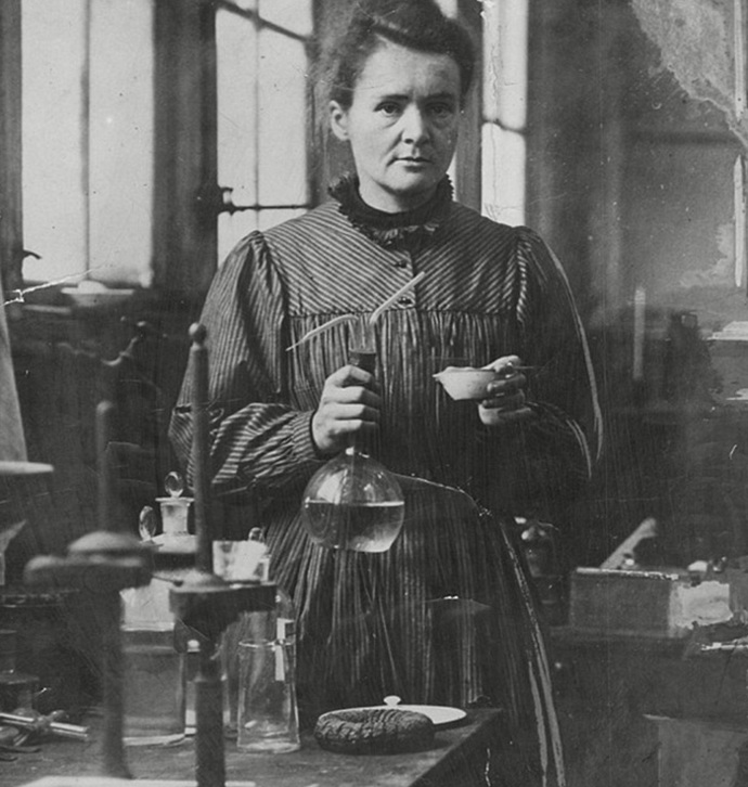Významná vědkyně polského původu a držitelka dvou Nobelových cen. K jejím největším úspěchům patří teorie radioaktivity, technika dělení radioaktivních izotopů nebo objev dvou chemických prvků. Pod jejím vedením byly též prováděny první výzkumy léčby rakoviny právě pomocí radioaktivity. 