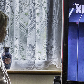 3. Časté sledování televize zhoršuje zrak - MÝTUS
Sledování televize nezpůsobuje žádné výrazné problémy. Měli byste však dodržovat dvě základní pravidla-televizor mít ve vzdálenosti více než dva metry od očí a obrazovka by neměla být jediným zdrojem světla v místnosti. Dnešní LCD monitory nevytvářejí žádné škodlivé vyzařování. Staré televizní přijímače měly v porovnání s dnešními velké elektromagnetické vyzařování, navzdory tomu nepředstavovaly žádnou vážnější zdravotní hrozbu.
3. Časté sledování televize zhoršuje zrak - MÝTUS
Sledování televize nezpůsobuje žádné výrazné problémy. Měli byste však dodržovat dvě základní pravidla-televizor mít ve vzdálenosti více než dva metry od očí a obrazovka by neměla být jediným zdrojem světla v místnosti. Dnešní LCD monitory nevytvářejí žádné škodlivé vyzařování. Staré televizní přijímače měly v porovnání s dnešními velké elektromagnetické vyzařování, navzdory tomu nepředstavovaly žádnou vážnější zdravotní hrozbu.