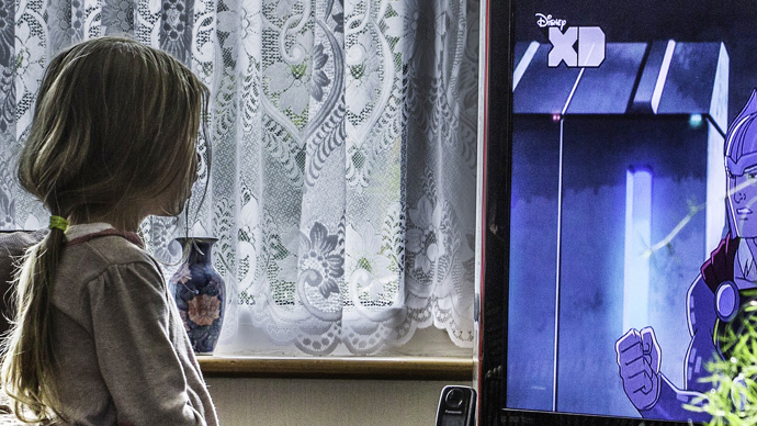 3. Časté sledování televize zhoršuje zrak - MÝTUS
Sledování televize nezpůsobuje žádné výrazné problémy. Měli byste však dodržovat dvě základní pravidla-televizor mít ve vzdálenosti více než dva metry od očí a obrazovka by neměla být jediným zdrojem světla v místnosti. Dnešní LCD monitory nevytvářejí žádné škodlivé vyzařování. Staré televizní přijímače měly v porovnání s dnešními velké elektromagnetické vyzařování, navzdory tomu nepředstavovaly žádnou vážnější zdravotní hrozbu.
3. Časté sledování televize zhoršuje zrak - MÝTUS
Sledování televize nezpůsobuje žádné výrazné problémy. Měli byste však dodržovat dvě základní pravidla-televizor mít ve vzdálenosti více než dva metry od očí a obrazovka by neměla být jediným zdrojem světla v místnosti. Dnešní LCD monitory nevytvářejí žádné škodlivé vyzařování. Staré televizní přijímače měly v porovnání s dnešními velké elektromagnetické vyzařování, navzdory tomu nepředstavovaly žádnou vážnější zdravotní hrozbu.