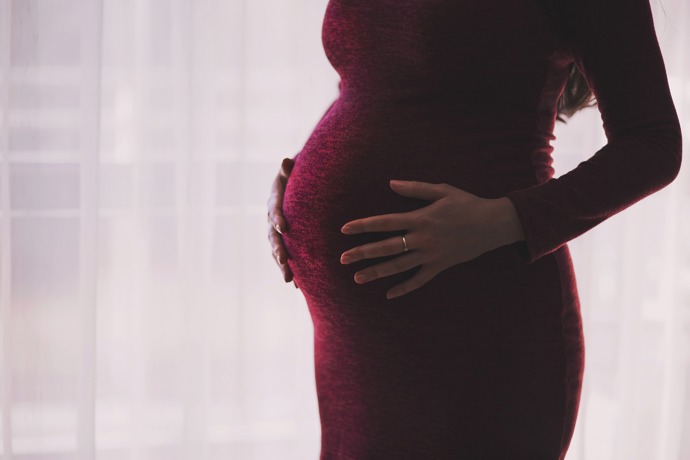 7. V těhotenství se oční vady zhoršují - MÝTUS
V průběhu těhotenství a kojení se dioptrická vada zhorší přibližně u 20% všech žen. V 80% zůstává stabilní. Krátkozrakým pacientkám se může vada zhoršit. Statisticky však maximálně do 1 dioptrie. Hodně mladých žen odkládá právě z tohoto důvodu laserovou operaci dioptrických vad. Díky šetrnému femtosekundovému laseru je strach ze zhoršení vady po porodu přežitkem. Mechanická pevnost oka po laserovém zákroku je dostatečná na to, aby vydržela i ten nejtěžší porod.
7. V těhotenství se oční vady zhoršují - MÝTUS
V průběhu těhotenství a kojení se dioptrická vada zhorší přibližně u 20% všech žen. V 80% zůstává stabilní. Krátkozrakým pacientkám se může vada zhoršit. Statisticky však maximálně do 1 dioptrie. Hodně mladých žen odkládá právě z tohoto důvodu laserovou operaci dioptrických vad. Díky šetrnému femtosekundovému laseru je strach ze zhoršení vady po porodu přežitkem. Mechanická pevnost oka po laserovém zákroku je dostatečná na to, aby vydržela i ten nejtěžší porod.