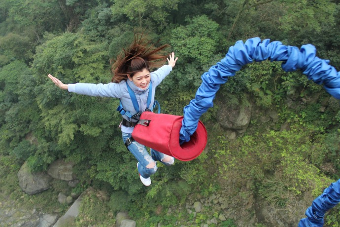 11. Adrenalinové sporty můžou poškodit zrak - PRAVDA
Některé typy sportů jsou pro oko skutečně nebezpečné – například seskoky typu bungee jump. Ty lékaři nedoporučují krátkozrakým sportovcům. Oko je při seskoku vystavené velkým nárazům s rizikem odtrhnutí sítnice.
11. Adrenalinové sporty můžou poškodit zrak - PRAVDA
Některé typy sportů jsou pro oko skutečně nebezpečné – například seskoky typu bungee jump. Ty lékaři nedoporučují krátkozrakým sportovcům. Oko je při seskoku vystavené velkým nárazům s rizikem odtrhnutí sítnice.