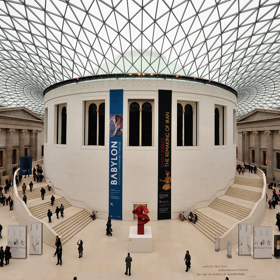 Do 13. srpna 2017 zde můžete shlédnout například výstavu legendárního umělce Hokusaie: Hokusai beyond the Great Wave.

http://www.britishmuseum.org/whats_on/exhibitions/hokusai.aspx

 
