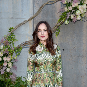 Herečka Dacota Johnson, tvář parfému Gucci Bloom.
