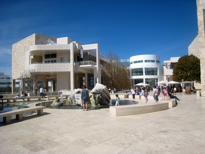 GETTY CENTRE - LOS ANGELES
Getty Center představuje všechno, co definuje moderní museum; jeho architektura, okolí a výhled na město, které je nabité kreativitou. Navíc v létě se tu konají venkovní koncerty zdarma.
GETTY CENTRE - LOS ANGELES
Getty Center představuje všechno, co definuje moderní museum; jeho architektura, okolí a výhled na město, které je nabité kreativitou. Navíc v létě se tu konají venkovní koncerty zdarma.