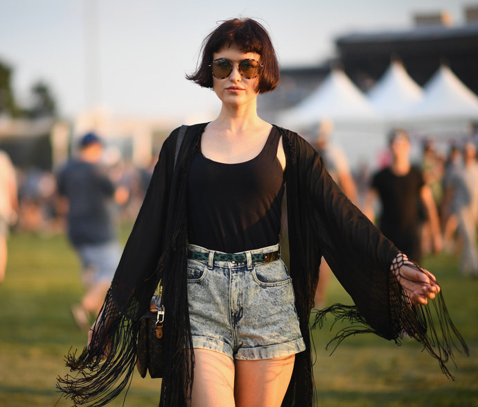 Pončo je na festivaly jako stvořené - jednoduše ho složíte do kabelky a když vám bude večer chladněji, zkrátka si ho přes sebe přehodíte.
Pončo je na festivaly jako stvořené - jednoduše ho složíte do kabelky a když vám bude večer chladněji, zkrátka si ho přes sebe přehodíte.