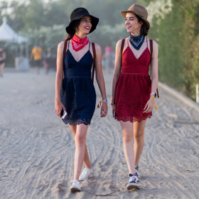 Pokrývka hlavy je v parných letních dnech základ a navíc dokáže i stylově dotvořit outfit. Letos jsou trendem retro klobouky.
