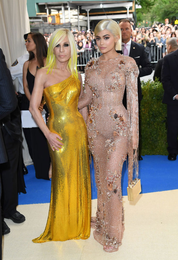 Donatella Versace a Kylie Jenner
Donatella Versace a Kylie Jenner