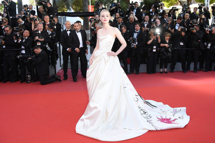 Bílé šaty v Cannes Bílé šaty v Cannes