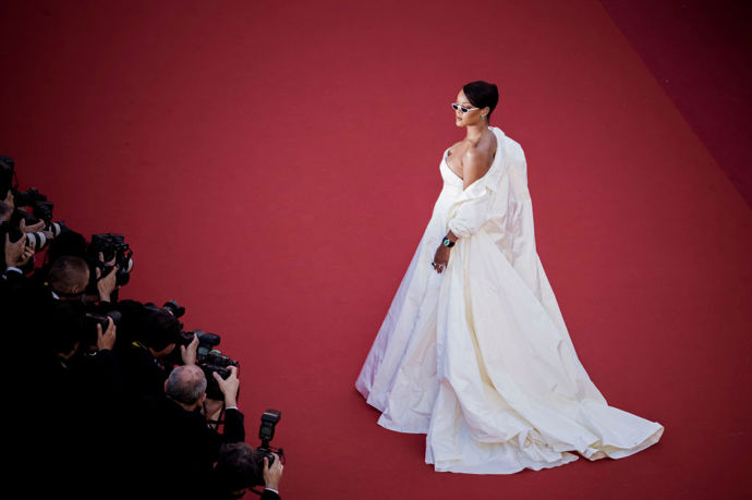 Bílé šaty v Cannes Bílé šaty v Cannes