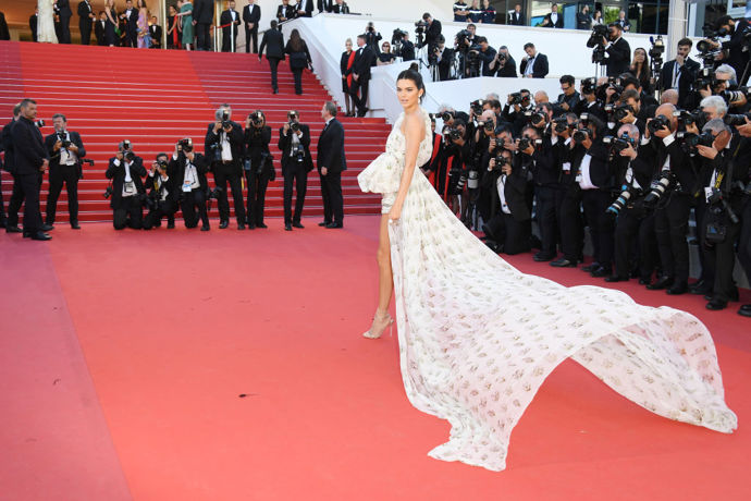 Bílé šaty v Cannes Bílé šaty v Cannes