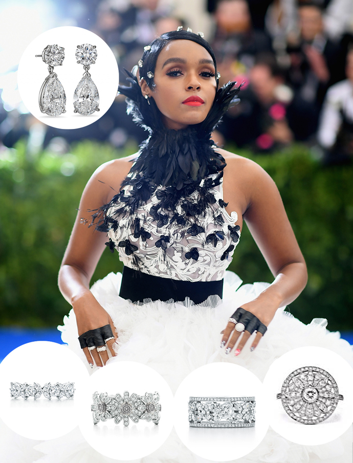 

Janelle Monae 

Platinové náušnice s diamanty hruškového brusu, každý o váze 5 karátů, hodnota téměř 8 700 000 Kč. 

Tiffany Enchant® prsten s motivem kopretiny, hodnota 220 000 Kč. 

Tiffany Victoria® prsten s diamanty různých tvarů, hodnota 550 000 Kč.

Tiffany & Co. Schlumberger platinový prsten s diamantovými kopretinami po obvodu. Janelle má na ruce rovnou dva v celkové hodnotě 525 000 Kč. 

Tiffany Victoria® prsten se střídavým motivem diamantových květů a kulatých diamantů, hodnota téměř 350 000 Kč. 

 



 




