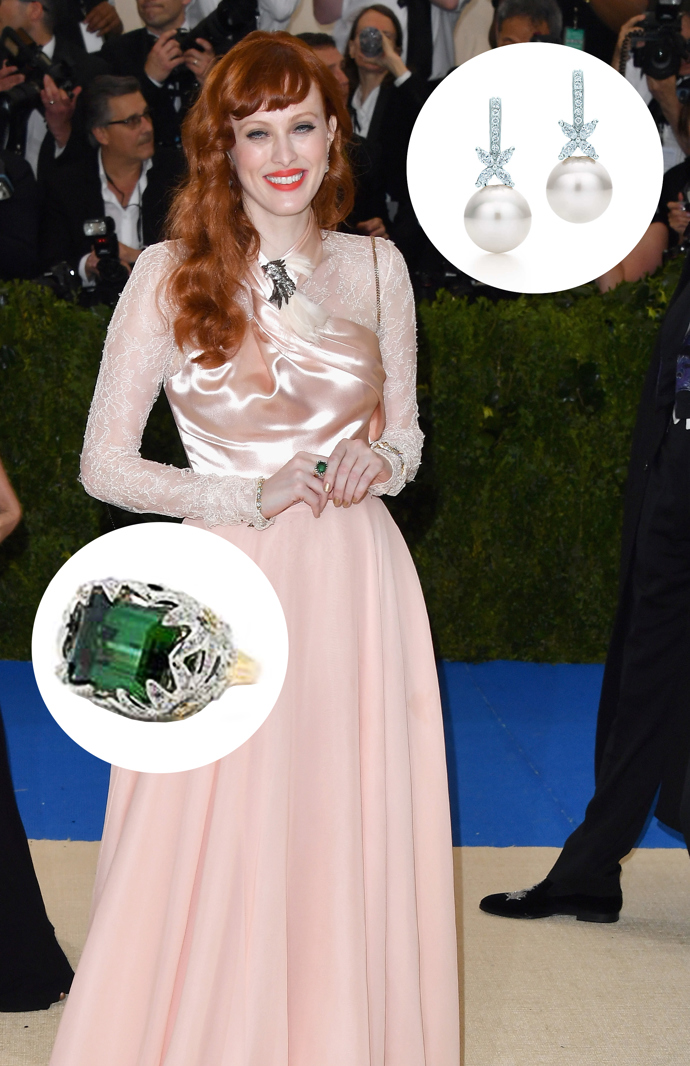 
Karen Elson

Tiffany perlové naušnice s diamanty, hodnota přes 170 000 Kč. 

Tiffany prsten se zeleným turmalínem a diamanty ve zlatě a platině, hodnota přes 1 700 000 Kč. 

