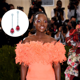 
Lupita Nyong’o

Náušnice z platiny s diamanty a červenými spinely, hodnota téměř 2 500 000 Kč. 

Prsten z platiny a 18K růžového zlata a růžovými a čirými diamanty ve tvaru květu, hodnota přes 4 700 000 Kč. 

Tiffany Soleste® prsten v platině s 2,59-karátovým růžovým safírem Asscherového tvaru a diamanty, hodnota téměř 2 000 000 Kč. 

