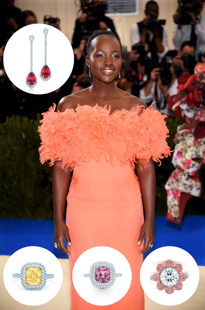 
Lupita Nyong’o

Náušnice z platiny s diamanty a červenými spinely, hodnota téměř 2 500 000 Kč. 

Prsten z platiny a 18K růžového zlata a růžovými a čirými diamanty ve tvaru květu, hodnota přes 4 700 000 Kč. 

Tiffany Soleste® prsten v platině s 2,59-karátovým růžovým safírem Asscherového tvaru a diamanty, hodnota téměř 2 000 000 Kč. 

