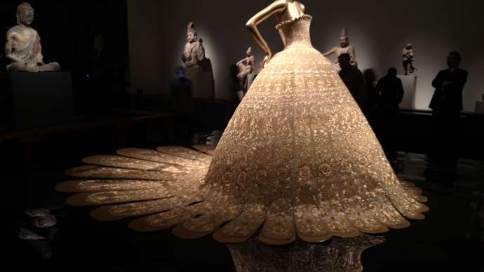 METROPOLITNÍ MUZEUM - NEW YORK
Toto křídlo obývá Costume Institute, který mimochodem spolupořádá legendární módní událost Met Gala a který letos připravil výstavu oslavující práci japonské módní návrhářky Rei Kawakubo, jež je známá pro své avantgardní modely. Výstava potrvá do 4. září 2017.
http://www.metmuseum.org/
METROPOLITNÍ MUZEUM - NEW YORK
Toto křídlo obývá Costume Institute, který mimochodem spolupořádá legendární módní událost Met Gala a který letos připravil výstavu oslavující práci japonské módní návrhářky Rei Kawakubo, jež je známá pro své avantgardní modely. Výstava potrvá do 4. září 2017.
http://www.metmuseum.org/