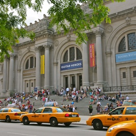 METROPOLITNÍ MUZEUM - NEW YORK

Toto konické muzeum je tak veliké, že pokud nemáte celý den nebo dva, pečlivě si vyberte, co chcete vidět. Nenechte si ujít umění starého Řecka a Říma v prvním patře nebo velmi zajímavé křídlo zasvěcené módě. 

 
