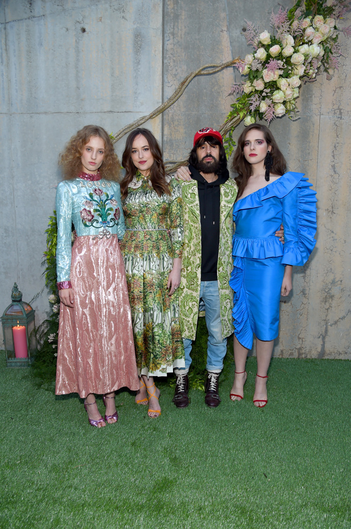 Kreativní ředitel se svými múzami a tvářemi parfému Gucci Bloom. 

Z leva: Petra Collins, Dacota johnson, Alessandro Michele a Hari Nef. 

