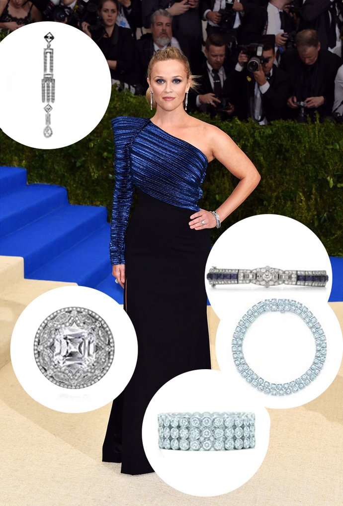 Reese Witherspoon

Vintage šperky z archivu Tiffany - vysací platinové náušnice a náramek s diamanty a safíry.

Náramek s dvojitou řadou diamantů zasazených v platině, hodnota přes 1 800 000 Kč. 

Platinový prsten s kruhovým designem a šesti karátovým diamantem ve středu, hodnota přes 14 500 000 Kč.

Tiffany Jazz™ platinový prsten se třemi řadami diamantů, hodnota téměř 250 000 Kč. 
