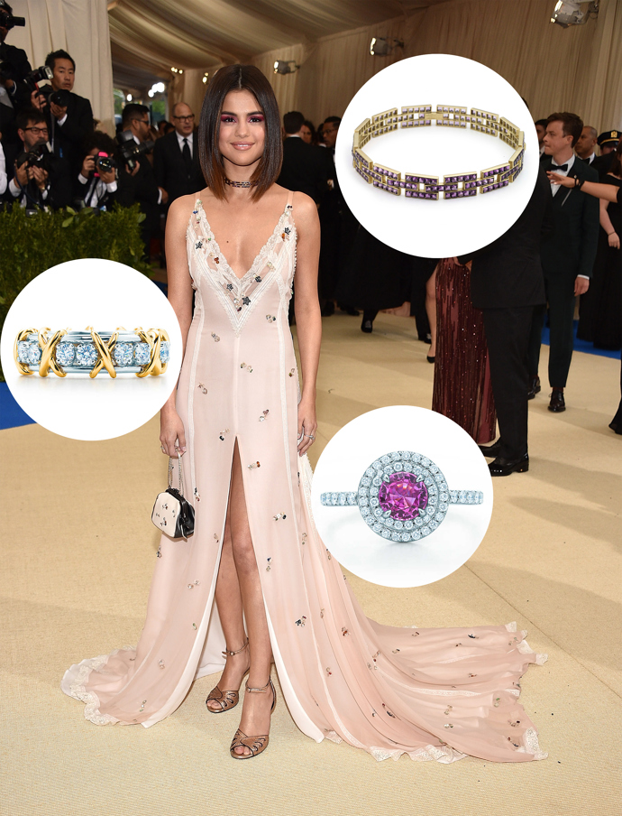 Selena Gomez

Vintage náhrdelník s ametysty z archivu Tiffany. 

Tiffany Solest prsten z platiny s diamanty a růžovým safírem, hodnota přes 180 000 Kč.

Prsten Tiffany & Co. Schlumberger se šestnácti diamanty a zlatými detaily. Selena si pro tento večer navlékla rovnou dva v celkové hodnotě téměř 500 000 Kč. 
