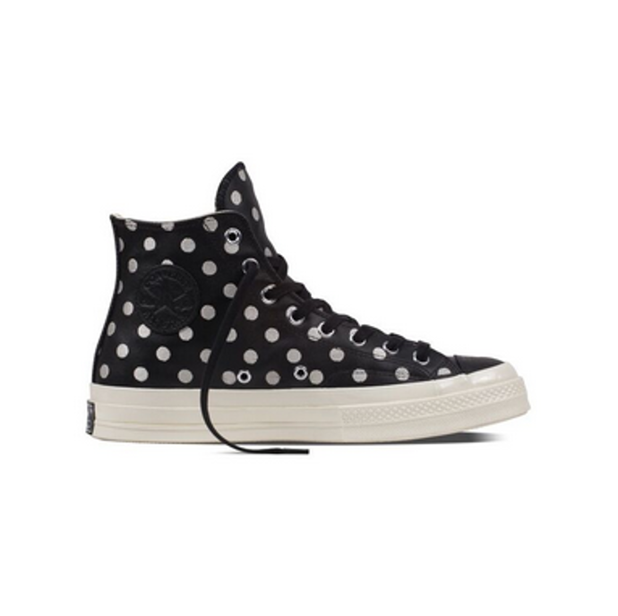 Chuck Taylor All Star '70 Embroidered Dots

Kolekce představuje návrat k původním All Star teniskám z roku 1970, které mají vyšší gumovou podrážku a vypolstrovanou stélku.

 
