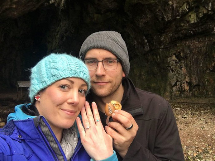 Annina první reakce byla samozřejmě šok - "To tam ten prstýnek byl celou dobu? Vždyť jsem ho mohla ztratit!"
Annina první reakce byla samozřejmě šok - "To tam ten prstýnek byl celou dobu? Vždyť jsem ho mohla ztratit!"