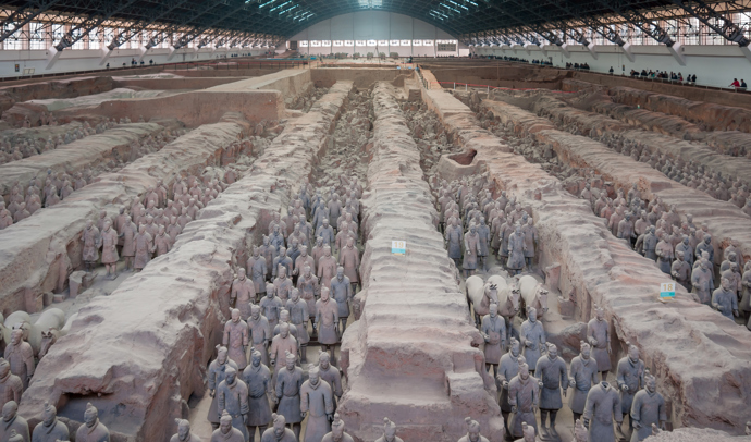 MUZEUM TERAKOTOVÉ ARMÁDY - XI'AN
Pohled ohromné jámy plné soch vojáků v několika řadách je dech beroucí. V jedné jámě se nachází až 6000 exponátů v perfektním stavu. Muzeum má další čtyři výstavní prostory, ve kterých lze vidět další exponáty nalezené spolu s armádou.
MUZEUM TERAKOTOVÉ ARMÁDY - XI'AN
Pohled ohromné jámy plné soch vojáků v několika řadách je dech beroucí. V jedné jámě se nachází až 6000 exponátů v perfektním stavu. Muzeum má další čtyři výstavní prostory, ve kterých lze vidět další exponáty nalezené spolu s armádou.