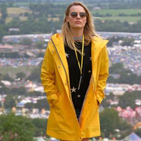 Margot Robbie

Takový žlutý pršiplášť je na festival jako stvořený a zajistil Australance Margot Robbie dostatečnou dávku pozornosti. K tomu holínky Hunter a kašmírový svetr s hvězdami od Chinti and Parker.
