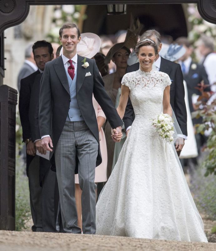 Pippa Middleton
Svatbu mladší sestry princezny z Walesu provázely spekulace, od koho vlastně její svatební šaty jsou. V den svatby jsme se však dozvěděli, že za jejími kompletně krajkovanými šaty stojí britský návrhář Giles Deacon. Doplněné tylovou vlečkou, závojem s perlami Stephen Jones, čelenkou Maidenhair Fern a botami od Manola Blahnika vytvořily krásný celek.
Pippa Middleton
Svatbu mladší sestry princezny z Walesu provázely spekulace, od koho vlastně její svatební šaty jsou. V den svatby jsme se však dozvěděli, že za jejími kompletně krajkovanými šaty stojí britský návrhář Giles Deacon. Doplněné tylovou vlečkou, závojem s perlami Stephen Jones, čelenkou Maidenhair Fern a botami od Manola Blahnika vytvořily krásný celek.