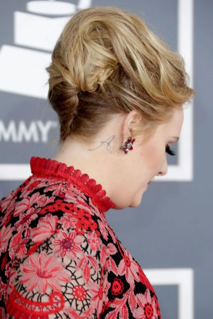 Na Grammy v roce 2013 přišla Adele v šatech od Valentina a také s novým tetováním za uchem. Písmeno A by mohlo znamenat buď začátek jejího jména nebo jejího syna Angela.
Na Grammy v roce 2013 přišla Adele v šatech od Valentina a také s novým tetováním za uchem. Písmeno A by mohlo znamenat buď začátek jejího jména nebo jejího syna Angela.