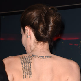Angelina Jolie má na těle přes tucet tetování, ale některá z nich na začátku vypadala trochu jinak než dnes. Jméno jejího druhého manžela Billyho Boba Thorntona bylo zakryto souřadnicemi míst, kde se narodily její děti. I přes nehody v partnerském životě, Angelina říká, že tetování mají pozitivní vliv na filmaře, když vymýšlí scénář k nahým scénám, v nichž Angelina hraje.
