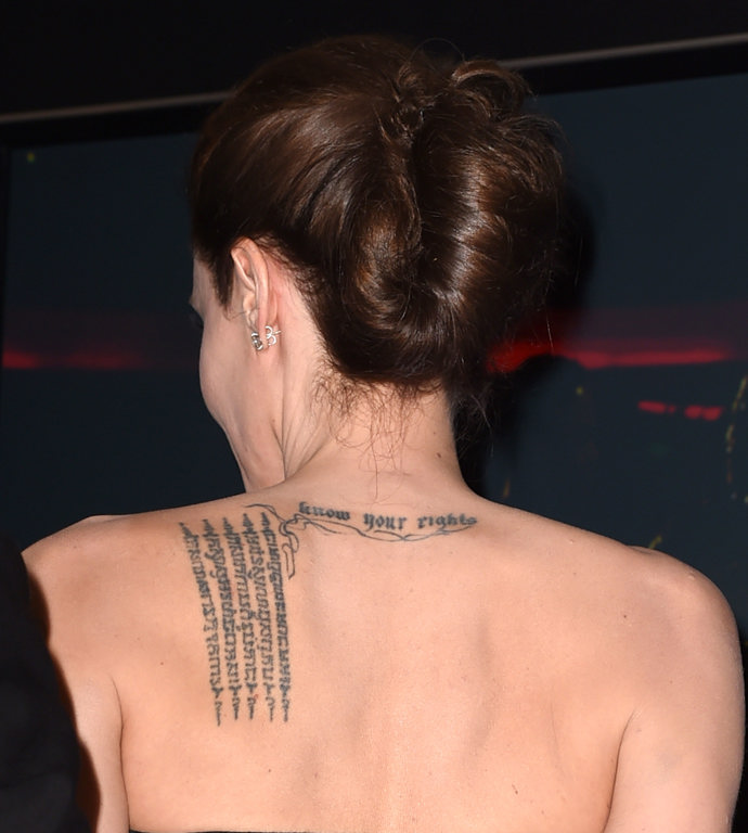 Angelina Jolie má na těle přes tucet tetování, ale některá z nich na začátku vypadala trochu jinak než dnes. Jméno jejího druhého manžela Billyho Boba Thorntona bylo zakryto souřadnicemi míst, kde se narodily její děti. I přes nehody v partnerském životě, Angelina říká, že tetování mají pozitivní vliv na filmaře, když vymýšlí scénář k nahým scénám, v nichž Angelina hraje.
Angelina Jolie má na těle přes tucet tetování, ale některá z nich na začátku vypadala trochu jinak než dnes. Jméno jejího druhého manžela Billyho Boba Thorntona bylo zakryto souřadnicemi míst, kde se narodily její děti. I přes nehody v partnerském životě, Angelina říká, že tetování mají pozitivní vliv na filmaře, když vymýšlí scénář k nahým scénám, v nichž Angelina hraje.