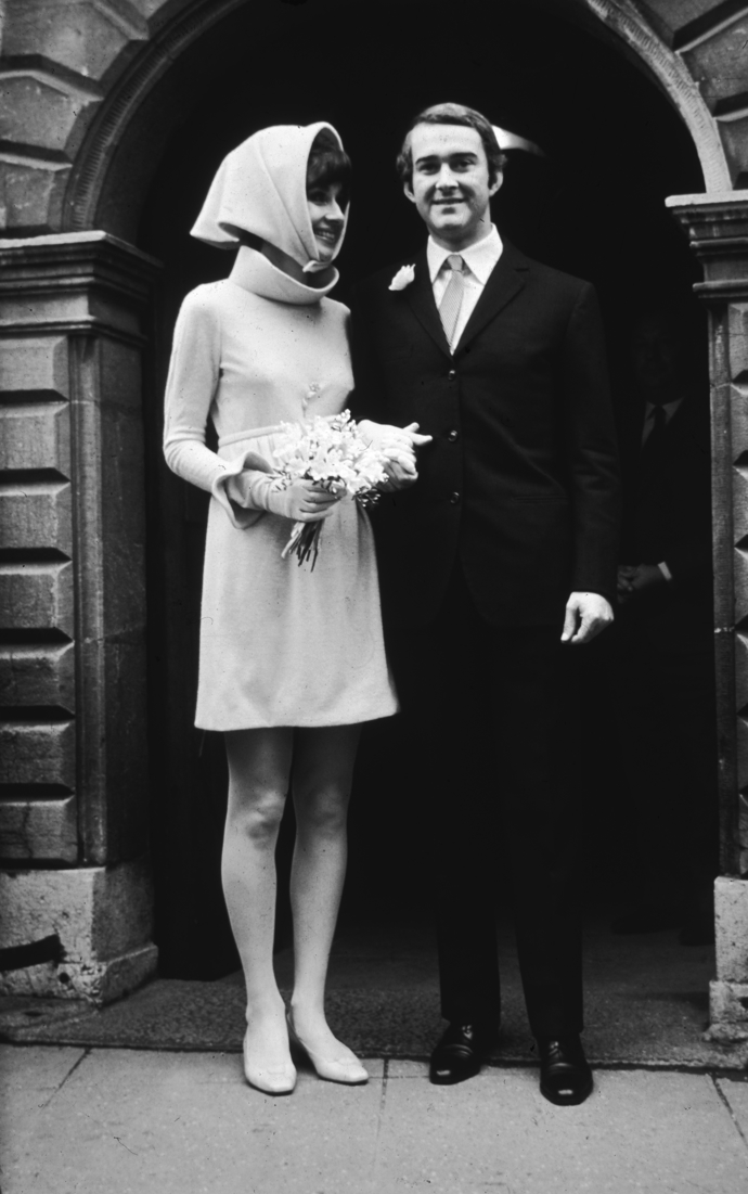 Audrey Hepburn
Její druhé manželství s italským psychiatrem Andreou Dottim začalo v roce 1969 a trvalo do roku 1982. Audrey měla na sobě outfit pro konec 60. let velmi typický.
Audrey Hepburn
Její druhé manželství s italským psychiatrem Andreou Dottim začalo v roce 1969 a trvalo do roku 1982. Audrey měla na sobě outfit pro konec 60. let velmi typický.