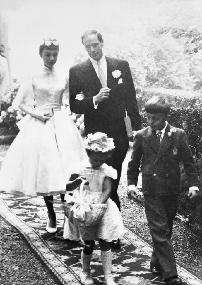 Audrey Hepburn
Audrey se v září 1954 provdala za herce Mela Ferrera poté, co spolu hráli v muzikálu Ondine na Broadwayi. Měla na sobě pro padesátá léta typickou sukni navrženou Pierrem Balmainem a ve vlasech růže. Jejich manželství trvalo 14 let do prosince 1968.
Audrey Hepburn
Audrey se v září 1954 provdala za herce Mela Ferrera poté, co spolu hráli v muzikálu Ondine na Broadwayi. Měla na sobě pro padesátá léta typickou sukni navrženou Pierrem Balmainem a ve vlasech růže. Jejich manželství trvalo 14 let do prosince 1968.