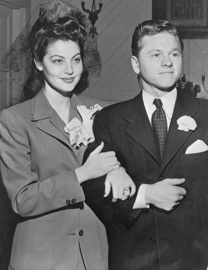 Ava Gardner
Prvním manželstvím Avy Gardner bylo to s Mickeym Rooneym v roce 1942. Měla na sobě vlněný kostým, aby ukázala svou prostost a odříkání si. Rozvedli se v roce 1957.
Ava Gardner
Prvním manželstvím Avy Gardner bylo to s Mickeym Rooneym v roce 1942. Měla na sobě vlněný kostým, aby ukázala svou prostost a odříkání si. Rozvedli se v roce 1957.