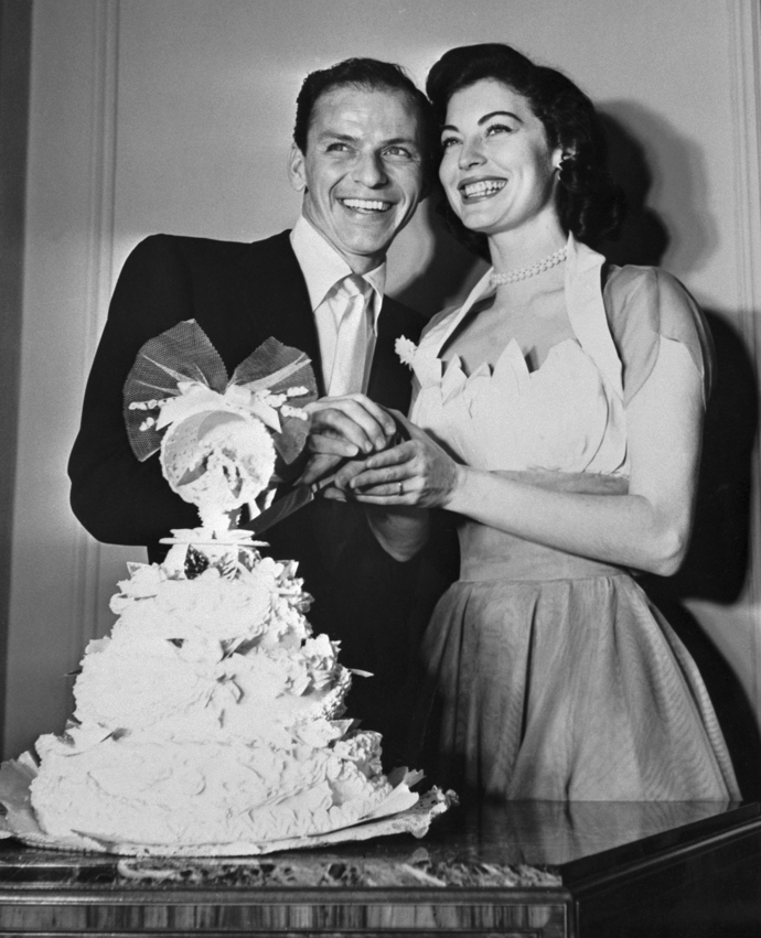 Ava Gardner
V listopadu 1961 se Ava provdala za Franka Sinatru. Měla na sobě šaty se zavazováním za krk s průsvitným bolerkem. Pro Avu to byla už třetí svatba, pro Franka druhá.
Ava Gardner
V listopadu 1961 se Ava provdala za Franka Sinatru. Měla na sobě šaty se zavazováním za krk s průsvitným bolerkem. Pro Avu to byla už třetí svatba, pro Franka druhá.