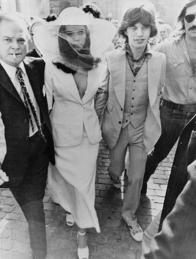 Bianca Jagger
Bianca se rozhodla jít proti všem tradičním svatebním šatům, když si v květnu 1971 brala Micka Jaggera. Vybrala si bílý kostým s dlouhou sukní od Savile Row upravený krejčím Tommy Nutterem, který v minulosti navrhoval kostýmy pro Rolling Stones, Eltona Johna nebo Yoko Ono.
Návrhář pro Biancu vytvořil i košili, kterou měla mít pod sakem, ale protože byla ve čtvrtém měsíci těhotenství, do košile se nevešla. Tak si místo toho nevzala pod sako nic. Outfit doplnila velkým bílým kloboukem. S Mickem Jaggerem byli svoji do roku 1978 a mají spolu jednu dceru - Jade.
Bianca Jagger
Bianca se rozhodla jít proti všem tradičním svatebním šatům, když si v květnu 1971 brala Micka Jaggera. Vybrala si bílý kostým s dlouhou sukní od Savile Row upravený krejčím Tommy Nutterem, který v minulosti navrhoval kostýmy pro Rolling Stones, Eltona Johna nebo Yoko Ono.
Návrhář pro Biancu vytvořil i košili, kterou měla mít pod sakem, ale protože byla ve čtvrtém měsíci těhotenství, do košile se nevešla. Tak si místo toho nevzala pod sako nic. Outfit doplnila velkým bílým kloboukem. S Mickem Jaggerem byli svoji do roku 1978 a mají spolu jednu dceru - Jade.