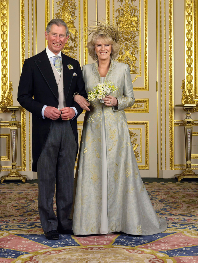 Camilla
Král Karel III. se oženil s Camillou Parker Bowles v dubnu 2005. Nevěsta měla na sobě outfit od Anny Valentine doplněný čelenkou od Philipa Treacyho a botami L. K. Bennett.
Camilla
Král Karel III. se oženil s Camillou Parker Bowles v dubnu 2005. Nevěsta měla na sobě outfit od Anny Valentine doplněný čelenkou od Philipa Treacyho a botami L. K. Bennett.