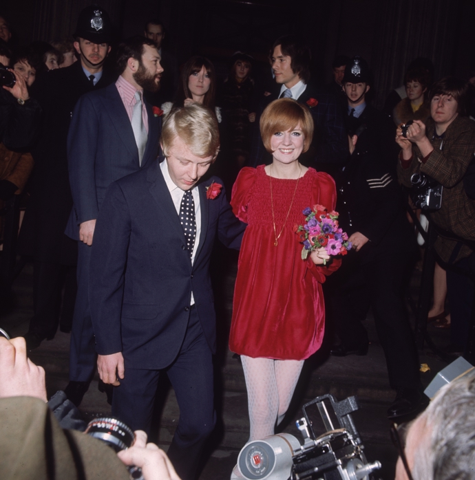 Cilla Black
Populární návrhář šedesátých let, John Bates, navrhl šaty pro Cillu Black pro její svatbu s Bobby Willisem v roce 1969. Byli spolu více než třicet let až do jeho smrti v roce 1999.
Cilla Black
Populární návrhář šedesátých let, John Bates, navrhl šaty pro Cillu Black pro její svatbu s Bobby Willisem v roce 1969. Byli spolu více než třicet let až do jeho smrti v roce 1999.