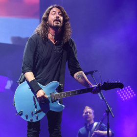 Dave Grohl

Na hlavní stagi to Dave Grohl s Foo Fighters pořádně roztočil a stal se tak hvězdou celého Glastonbury.
