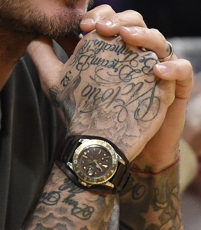 David Beckham má tetování spoustu a každé z nich nese svůj vlastní význam. Na ruku si nechal vytetovat jméno své ženy Victorie.
David Beckham má tetování spoustu a každé z nich nese svůj vlastní význam. Na ruku si nechal vytetovat jméno své ženy Victorie.