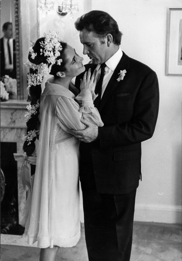 Elizabeth Taylor
Po rozvodu s Eddie Fisherem se Elizabeth dvakrát provdala (a rozvedla) s Richardem Burtonem (na snímku). Poté ji čekala ještě dvě další manželství, a to od roku 1976 do roku 1982 s politikem Johnem Warnerem a od roku 1991 do roku 1996 se stavebním dělníkem Larrym Fortenskym, s nímž se seznámila na odvykací léčbě.
Elizabeth Taylor
Po rozvodu s Eddie Fisherem se Elizabeth dvakrát provdala (a rozvedla) s Richardem Burtonem (na snímku). Poté ji čekala ještě dvě další manželství, a to od roku 1976 do roku 1982 s politikem Johnem Warnerem a od roku 1991 do roku 1996 se stavebním dělníkem Larrym Fortenskym, s nímž se seznámila na odvykací léčbě.