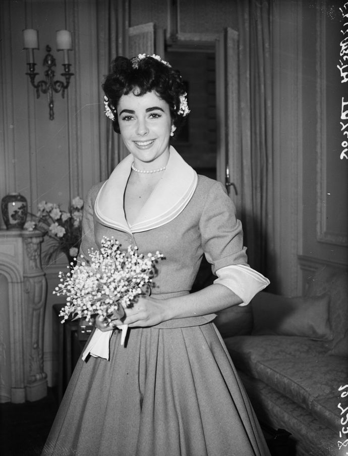 Elizabeth Taylor
Když se Elizabeth Taylor v roce 1952 vdávala podruhé, a to za anglického herce Michaela Wildinga, rozvod nebyl ve společnosti přijímán tak jednoduše, jako je dnes. Proto měla na sobě místo klasických bílých šatů velmi slušný a zdrženlivý outfit s tříčtvrtečním rukávem, delší sukní a k tomu ladící kabátek. Michael a Elizabeth byli manželi téměř pět let a měli spolu dva syny: Michaela a Christophera.
Elizabeth Taylor
Když se Elizabeth Taylor v roce 1952 vdávala podruhé, a to za anglického herce Michaela Wildinga, rozvod nebyl ve společnosti přijímán tak jednoduše, jako je dnes. Proto měla na sobě místo klasických bílých šatů velmi slušný a zdrženlivý outfit s tříčtvrtečním rukávem, delší sukní a k tomu ladící kabátek. Michael a Elizabeth byli manželi téměř pět let a měli spolu dva syny: Michaela a Christophera.