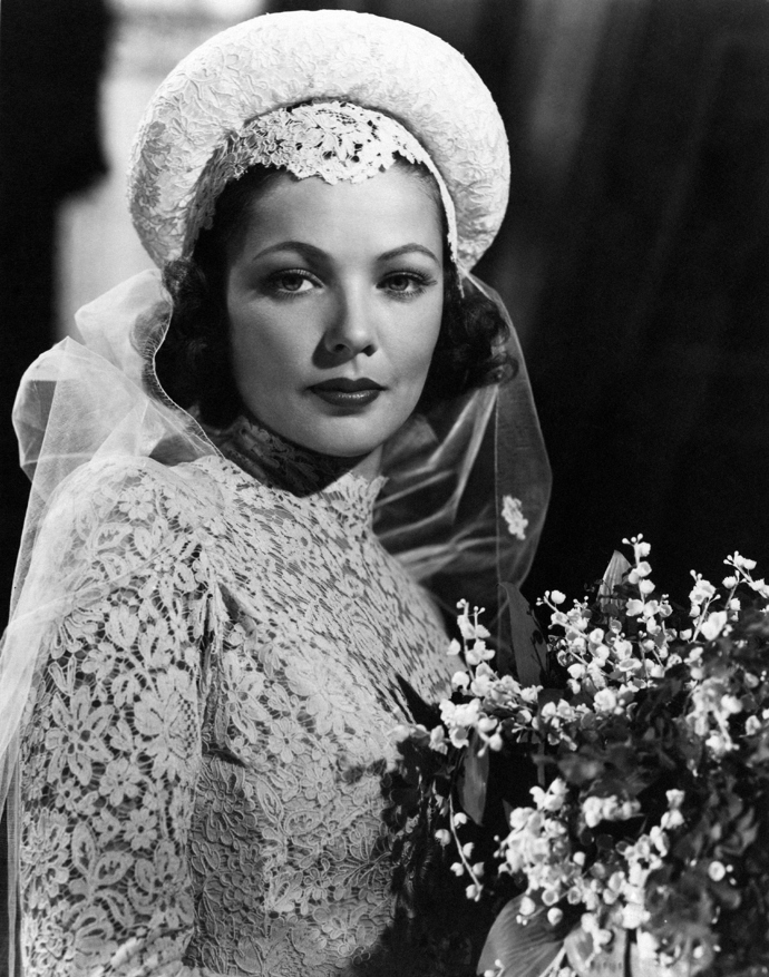 Gene Tierney
Gene měla tyto šaty navržené Olegem Cassinim na sobě ve filmu The Razor's Edge z roku 1946. Gene a Oleg poté společně utekli do Las Vegas, kde se vzali. Měli spolu dvě dcery - Antonii a Christinu, poté se v roce 1953 rozvedli.
Gene Tierney
Gene měla tyto šaty navržené Olegem Cassinim na sobě ve filmu The Razor's Edge z roku 1946. Gene a Oleg poté společně utekli do Las Vegas, kde se vzali. Měli spolu dvě dcery - Antonii a Christinu, poté se v roce 1953 rozvedli.