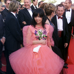 Bjork v růžových šatech na slavnostní premiéře filmu Tanec v temnotách na 53. ročníku Filmového festivalu v  Cannes,  17. května 2000.

