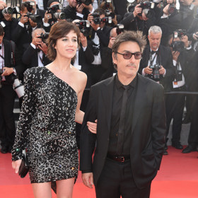 Charlotte Gainsbourg v sexy krátkých šatech v doprovodu Yvana Attala na letošním Filmovém festivalu v Cannes.
