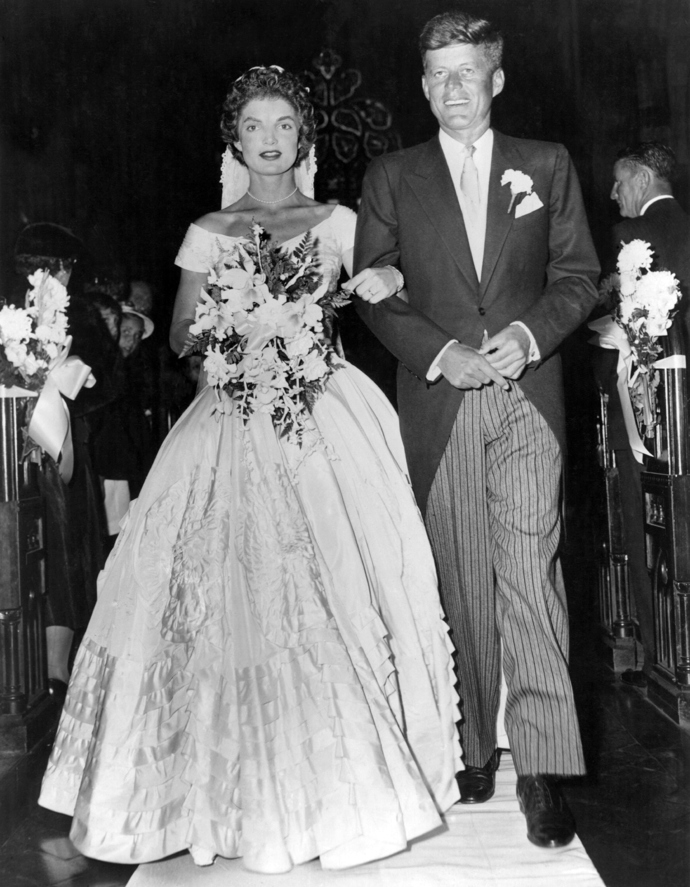 Jacqueline Kennedy
V září 1953 si Jacqueline brala Johna F. Kennedyho na Hammersmith Farm v Newportu na Rhode Islandu. Měla na sobě šaty od newyorské návrhářky Ann Lowe. Svůj look doplnila bílými rukavičkami a dlouhým závojem. Kennedy se poté stal prezidentem Spojených států amerických, v listopadu 1963 na něj byl v Dallasu spáchán atentát. Jacqueline se poté v roce 1968 provdala za řeckého miliardáře Aristotela Onassise a začala být známá jako Jackie O.
Jacqueline Kennedy
V září 1953 si Jacqueline brala Johna F. Kennedyho na Hammersmith Farm v Newportu na Rhode Islandu. Měla na sobě šaty od newyorské návrhářky Ann Lowe. Svůj look doplnila bílými rukavičkami a dlouhým závojem. Kennedy se poté stal prezidentem Spojených států amerických, v listopadu 1963 na něj byl v Dallasu spáchán atentát. Jacqueline se poté v roce 1968 provdala za řeckého miliardáře Aristotela Onassise a začala být známá jako Jackie O.